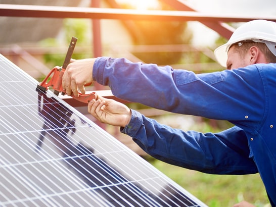 Solarmodule prüfen vor Photovoltaik Installation